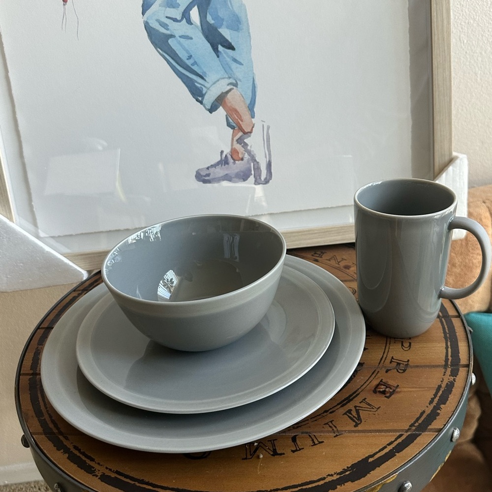 Vera Wang Wedgwood 4 Piece Dinner Set - Grey- NEW